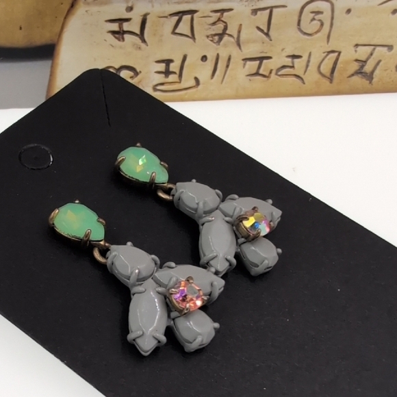 Elegant Gray and Green Earrings - Picture 6 of 6